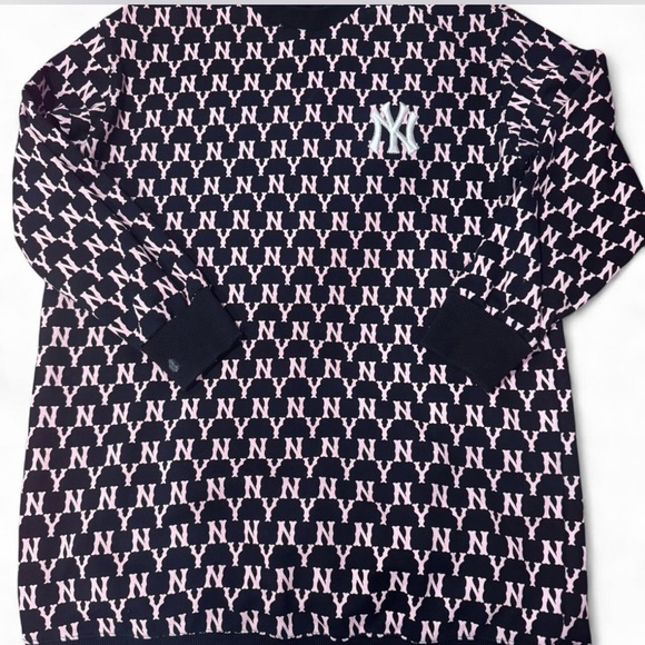 New York Yankees Sweaters - Stylish NY Patterned Women's Crewneck Sweater - Black and Pink